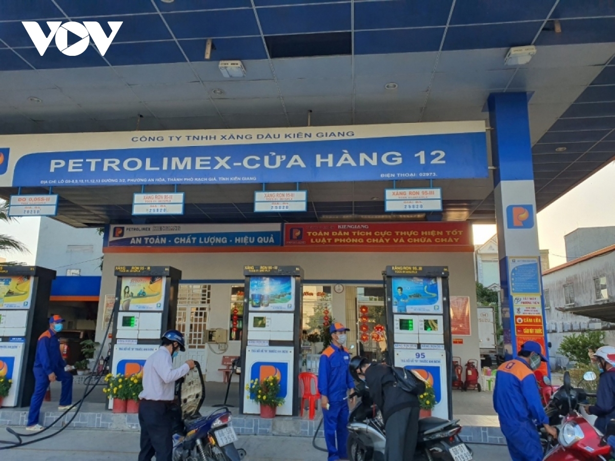 Giá xăng sắp tăng, chạm 30.000 đồng/lít?